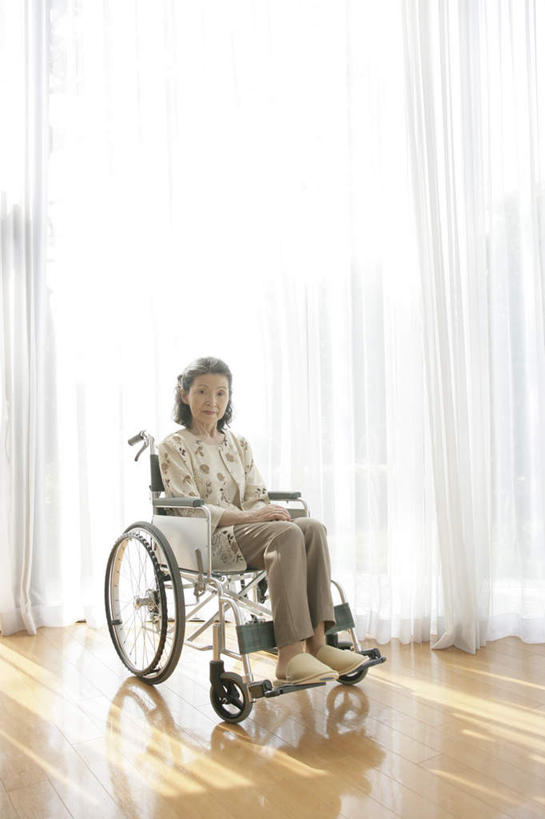 东方人,一个人,坐,竖图,室内,白天,正面,窗户,窗帘,地板,落地窗,亚洲,仅一个女性,仅一个人,服装,装饰,工具,地面,注视,休闲装,黄种人,木地板,玻璃窗,衣服,帘子,轮椅,复健,观察,看,休闲,康复,休闲服,器械,遮阳,服饰,仅一个老年女性,观看,华丽,修饰,点缀,察看,医疗设备,关注,医疗器械,医疗工具,衬托,美观,雅致,雅观,辅助设备,老年女性,女人,女性,亚洲人,坐着,彩图,全身
