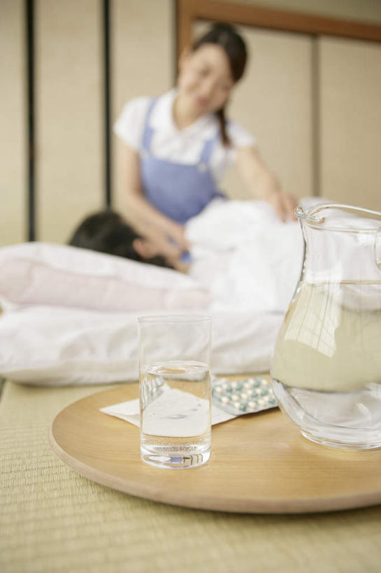 东方人,两个人,病人,护士,医院,躺,蹲,闭眼,睡,竖图,室内,白天,正面,工作服,制服,安全,水,床,杯子,餐具,亚洲,朦胧,模糊,碟子,盘,药剂,液体,床单,防护,注视,黄种人,饮用水,被子,胶囊,玻璃制品,盘子,水杯,药品,碟,矿泉水,观察,看,治疗,单人床,观看,保护,药物,察看,医疗,被单,白衣天使,关注,病患,保险,预防,蒸馏水,医疗机构,工作制服,卧着,平安,老年女性,年轻女性,女人,女性,亚洲人,患者,就医者,玻璃杯,闭眼睛,闭着眼,闭着眼睛,蹲着,困,困觉,寝息,睡觉,躺着,卧,半身,彩图,工作套服,病院,诊所