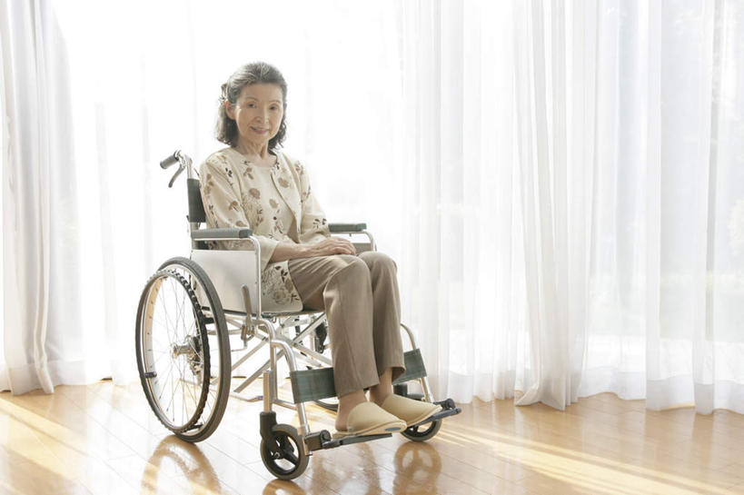 东方人,一个人,坐,笑,微笑,横图,室内,白天,正面,窗帘,地板,亚洲,仅一个女性,仅一个人,阴影,服装,装饰,反射,工具,影子,地面,注视,休闲装,黄种人,木地板,衣服,帘子,轮椅,复健,观察,看,休闲,康复,休闲服,器械,遮阳,服饰,仅一个老年女性,观看,华丽,修饰,点缀,察看,医疗设备,关注,医疗器械,医疗工具,衬托,美观,雅致,雅观,辅助设备,老年女性,女人,女性,亚洲人,坐着,彩图,全身