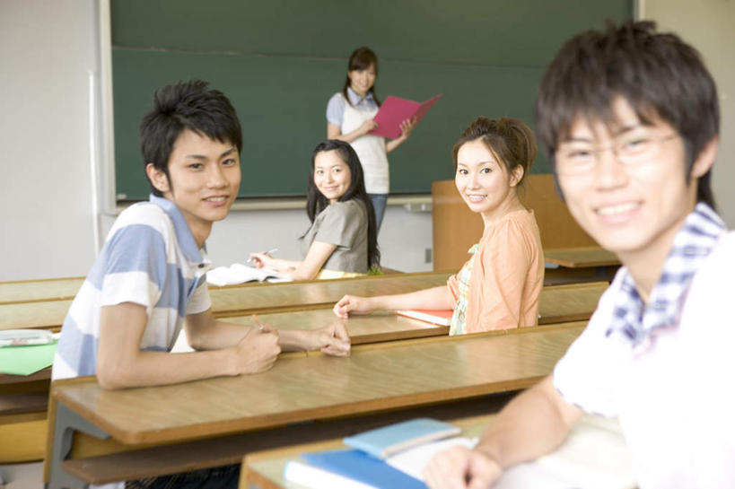 东方人,伙伴,朋友,学校,坐,笑,微笑,露齿笑,横图,室内,白天,正面,友谊,桌子,书籍,亚洲,五个人,握,服装,笔,墙,办公用品,许多人,拿,拿着,扭头,注视,休闲装,黄种人,书桌,校园,水笔,墙壁,墙面,文具,衣服,课桌,学习用品,黑板,观察,看,转头,一群人,休闲,教室,同学,休闲服,教学,握着,服饰,观看,文具用品,察看,校友,关注,同窗,学友,耐磨,教学黑板,友情,男人,男性,年轻男性,年轻女性,女人,女性,亚洲人,书,图书,坐着,半身,彩图