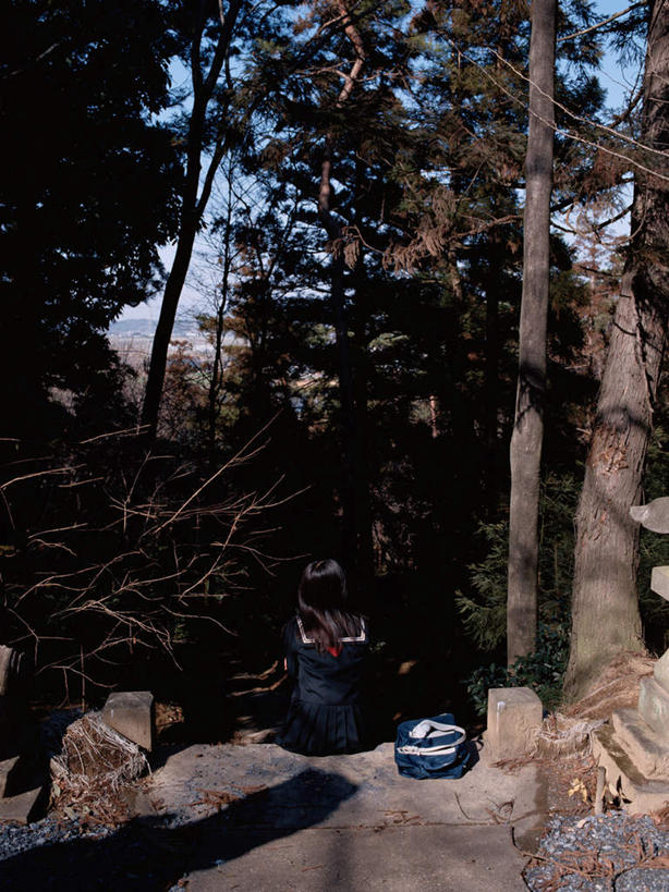 东方人,一个人,学生,坐,竖图,室外,白天,制服,石头,森林,山,山脉,树林,植物,亚洲,仅一个年轻女性,仅一个女性,仅一个人,阴影,服装,光线,包,石子,书包,影子,山峰,山峦,黄种人,领巾,树,树木,背面,蓝色,绿色,蓝天,天空,阳光,自然,背包,群山,天,校服,生长,晴朗,成长,单肩包,水手服,学生服,万里无云,年轻女性,女人,女性,亚洲人,石块,岩石,晴空,晴空万里,坐着,彩图,全身,领饰,女生校服,女子校服,日本校服,水兵服