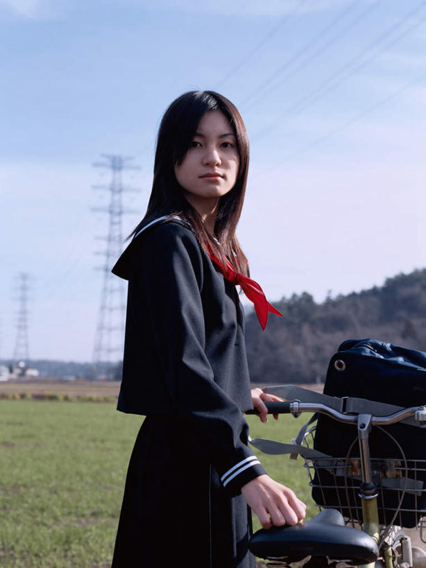 东方人,一个人,学生,站,竖图,室外,白天,侧面,制服,草地,草坪,植物,自行车,亚洲,仅一个年轻女性,仅一个女性,仅一个人,一辆,握,阴影,服装,电力,光线,钢材,电缆,电线,影子,支架,云,云朵,云彩,扭头,注视,黄种人,领巾,电塔,车,脚踏车,草,蓝色,绿色,白云,蓝天,天空,阳光,交通工具,天,观察,看,站着,转头,校服,握着,能源,晴朗,观看,支撑,资源,察看,关注,载具,供电设备,水手服,高压电塔,高压输电线,学生服,高压电线塔,高压塔,年轻女性,女人,女性,亚洲人,晴空,站立,半身,彩图,领饰,女生校服,女子校服,日本校服,水兵服