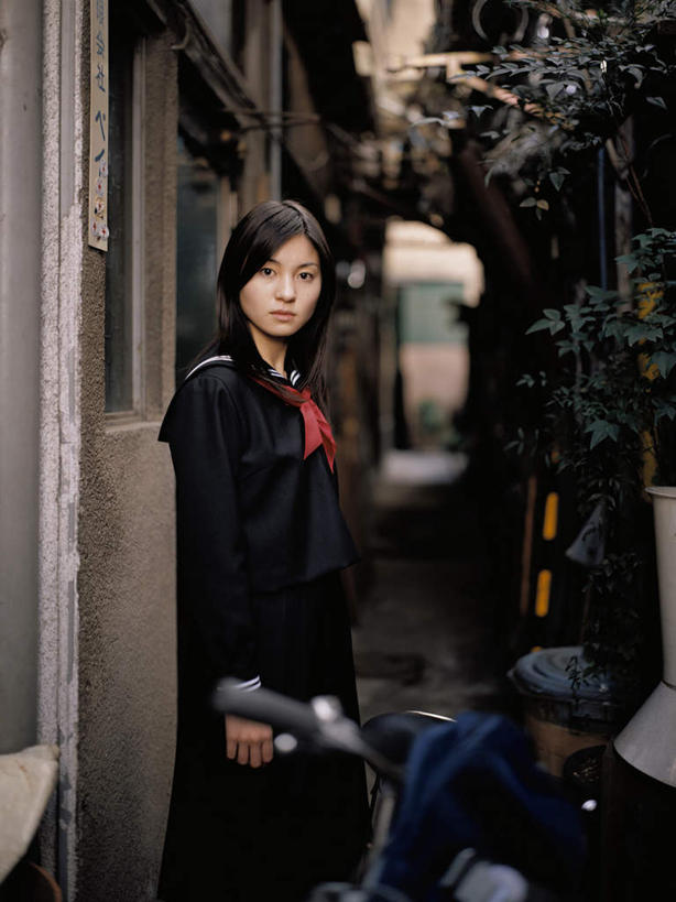 东方人,一个人,学生,家,站,竖图,室外,白天,正面,制服,窗户,道路,路,自行车,亚洲,仅一个年轻女性,仅一个女性,仅一个人,一辆,服装,房屋,墙,屋子,小路,交通,扭头,注视,黄种人,领巾,楼房,玻璃窗,墙壁,墙面,住宅,车,脚踏车,交通工具,观察,看,站着,转头,校服,观看,察看,关注,载具,水手服,学生服,年轻女性,女人,女性,亚洲人,站立,半身,彩图,房子,领饰,女生校服,女子校服,日本校服,水兵服