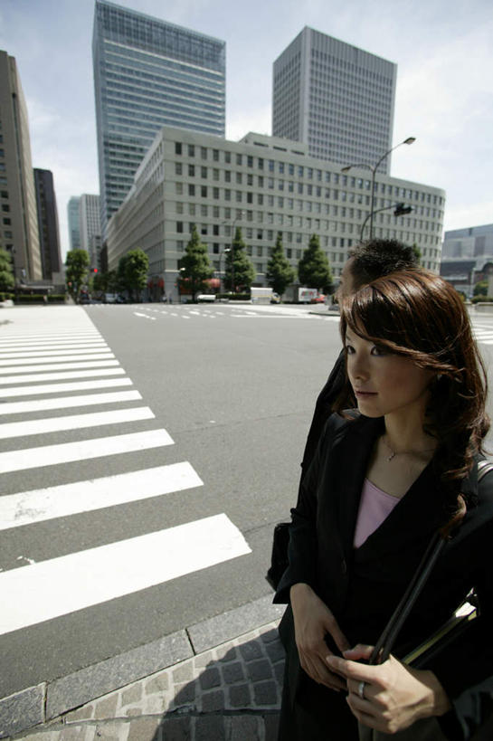 东方人,两个人,商务人士,商务男性,商务女性,家,站,竖图,室外,白天,正面,衬衫,道路,路,人行横道,公路,亚洲,套装,房屋,屋子,云,云朵,人行道,交通,云彩,注视,黄种人,楼房,住宅,蓝色,白云,蓝天,天空,天,观察,看,站着,晴朗,观看,察看,关注,人行横道线,商务装,工薪阶层,男人,男性,年轻男性,年轻女性,女人,女性,亚洲人,长发,卷发,白领,上班族,晴空,斑马线,马路,站立,半身,彩图,衬衣,房子