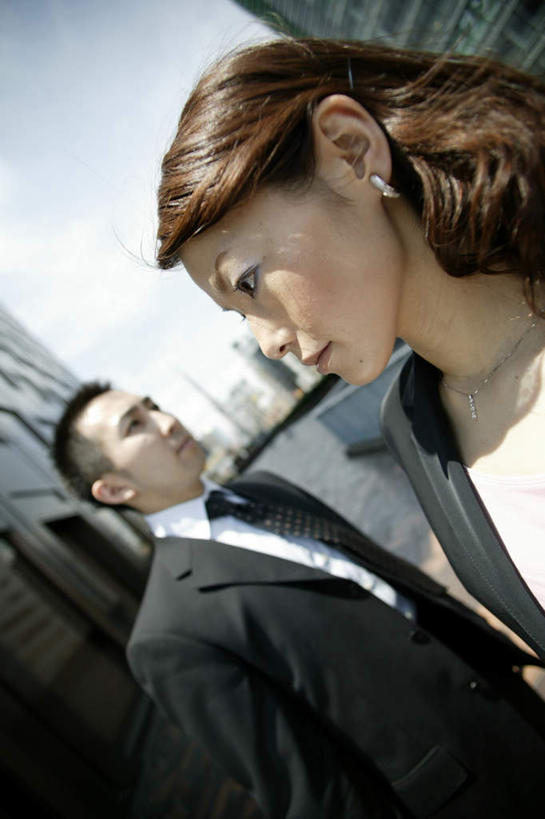 东方人,两个人,伙伴,朋友,商务人士,商务男性,商务女性,站,竖图,室外,白天,正面,衬衫,友谊,合作,团队,亚洲,阴影,套装,光线,影子,云,云朵,云彩,注视,黄种人,蓝色,白云,蓝天,天空,阳光,天,观察,看,站着,战略,晴朗,观看,察看,关注,商务装,工薪阶层,联合,合谋,配合,协作,男人,男性,年轻男性,年轻女性,女人,女性,亚洲人,长发,卷发,白领,上班族,晴空,站立,半身,彩图,衬衣