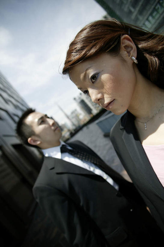 东方人,两个人,伙伴,朋友,商务人士,商务男性,商务女性,站,竖图,室外,白天,正面,衬衫,友谊,合作,团队,亚洲,阴影,套装,光线,影子,云,云朵,云彩,注视,黄种人,蓝色,白云,蓝天,天空,阳光,天,观察,看,站着,战略,晴朗,观看,察看,关注,商务装,工薪阶层,联合,合谋,配合,协作,男人,男性,年轻男性,年轻女性,女人,女性,亚洲人,长发,卷发,白领,上班族,晴空,站立,半身,彩图,衬衣