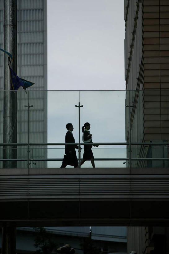 东方人,两个人,伙伴,朋友,商务人士,商务男性,商务女性,高楼大厦,栏杆,走,竖图,室外,白天,仰视,衬衫,友谊,合作,团队,大桥,大厦,建筑,摩天大楼,桥梁,亚洲,套装,围栏,桥,黄种人,护栏,战略,商务装,工薪阶层,联合,合谋,配合,协作,男人,男性,年轻男性,年轻女性,女人,女性,亚洲人,白领,上班族,步行,散步,走路,彩图,低角度拍摄,全身,衬衣,大楼,高层建筑,高楼,摩天楼