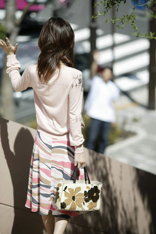 东方人,背部,两个人,栏杆,站,竖图,室外,白天,正面,裙子,爱情,道路,路,人行横道,公路,亚洲,握,阴影,服装,朦胧,模糊,光线,影子,人行道,围栏,交通,浪漫,拿,挥手,拎,拿着,休闲装,黄种人,长裙,护栏,衣服,阳光,站着,休闲,温暖,温馨,休闲服,恩爱,握着,恋人,服饰,半身裙,和睦,人行横道线,男人,男性,年轻男性,年轻女性,女人,女性,亚洲人,情侣,斑马线,马路,站立,半身,彩图,伴侣,融洽,拎着