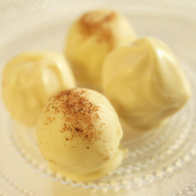 无人,方图,俯视,室内,特写,白天,餐桌,桌子,餐具,阴影,朦胧,模糊,透明,反射,碟子,盘,影子,调味,香料,佐料,食品,糖,糖果,甜点,甜品,肉桂,白巧克力,食物,排列,盘子,碟,甜食,巧克力,四块,餐台,朱古力,配料,桂皮,作料,官桂,牡桂,筒桂,香桂,玉桂,摆列,通明,彩图,高角度拍摄,布列,分列