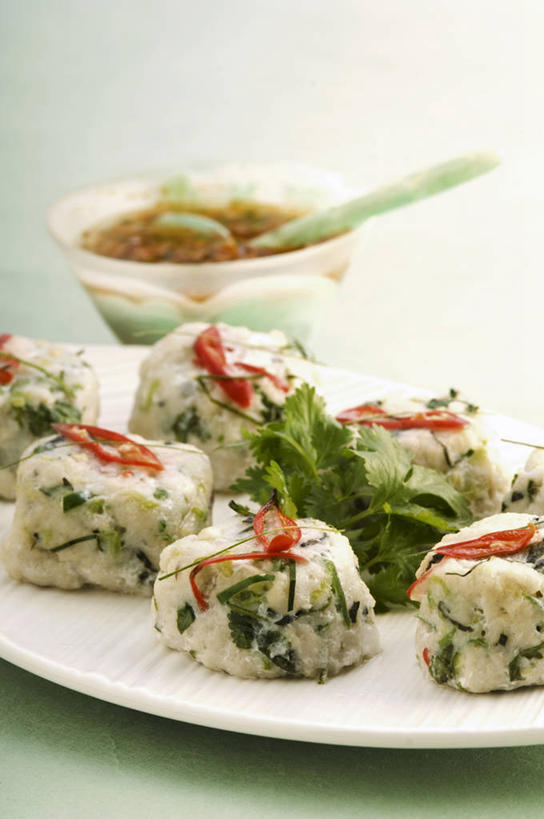 无人,竖图,俯视,室内,特写,白天,烹饪,中餐,餐桌,桌子,蔬菜,餐具,叶子,阴影,新鲜,反射,碟子,盘,影子,陶瓷,香菜,肉,油炸,鱼肉,料理,食品,绿叶,陶瓷制品,菜肴,美食,肉类,食物,两个,盘子,容器,碟,碗,中式,嫩叶,摄影,佳肴,有机食品,绿色食品,影棚,餐台,储藏,储存,肉食,胡菜,香荽,原荽,园荽,芫荽,鱼饼,胡荽,莞荽,芫茜,芫蓿,莚葛草,莚荽菜,叶,叶片,彩图,高角度拍摄,影棚拍摄,拍摄,贮存
