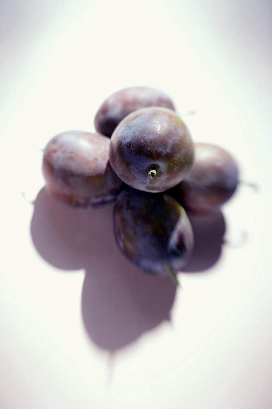 无人,竖图,俯视,室内,特写,白天,白色背景,桌面,桌子,梨,水果,一堆,阴影,堆叠,堆积,新鲜,反射,木制,影子,生食,食品,果实,食物,紫色,木制品,香梨,摄影,有机食品,绿色食品,影棚,堆,西洋梨,巴梨,葫芦梨,茄梨,秋洋梨,阳梨,洋梨,生梨,彩图,高角度拍摄,影棚拍摄,拍摄