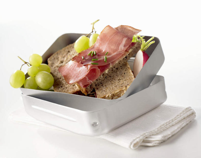 点心,面包,无人,横图,俯视,室内,特写,白天,白色背景,烹饪,西餐,午餐,餐桌,桌子,葡萄,水果,金属制品,一堆,许多,阴影,堆叠,堆积,新鲜,反射,金属,布料,影子,肉,生食,三明治,料理,食品,面点,果实,午饭,布纹,猪肉,菜肴,美食,肉类,桌布,食物,糕点,白色,餐巾,容器,台布,快餐,西式,摄影,佳肴,有机食品,绿色食品,影棚,餐台,储藏,堆,储存,肉食,西式快餐,三文治,豚肉,山葫芦,蒲桃,草龙珠,彩图,高角度拍摄,影棚拍摄,拍摄,贮存