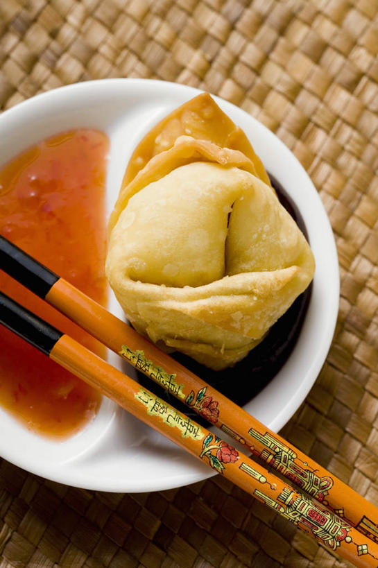 点心,馄饨,面食,无人,竖图,俯视,室内,特写,白天,餐桌,筷子,桌子,餐具,一双,阴影,反射,碟子,盘,影子,调料,酱料,酱汁,佐料,料理,食品,面点,调味品,调味料,文化,传统,酱,美食,食物,一个,红色,盘子,碟,中式,摄影,影棚,单个,餐台,礼节,黑,辣椒酱,酸辣酱,礼仪,扁肉,进餐用具,彩图,高角度拍摄,影棚拍摄,拍摄