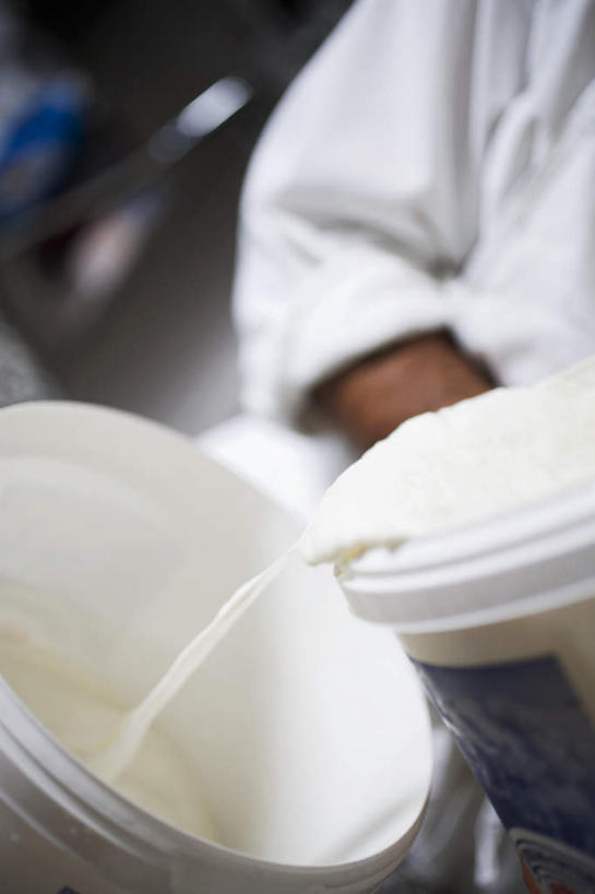 点心,西方人,一个人,厨师,竖图,俯视,室内,特写,白天,工作服,制服,雾,厨房,欧洲,欧洲人,仅一个男性,仅一个人,仅一个中年男性,倒,阴影,沸腾,朦胧,模糊,反射,蒸汽,影子,食品,甜点,甜品,水蒸气,食物,糕点,白色,容器,甜食,奶油,储藏,乳制品,储存,蒸发,激凌,克林姆,淇淋,工作制服,男人,男性,中年男性,白种人,厨师长,厨子,大厨,主厨,半身,彩图,高角度拍摄,工作套服,灶间,贮存