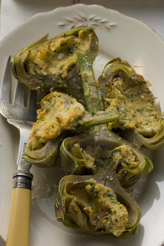 点心,面包,无人,竖图,俯视,室内,特写,白天,烹饪,西餐,餐桌,桌子,餐具,一把,阴影,反射,布料,叉子,碟子,盘,影子,朝鲜蓟,料理,食品,面点,布纹,菜肴,美食,桌布,食物,糕点,盘子,餐巾,碟,台布,洋蓟,西式,摄影,佳肴,影棚,餐台,餐叉,进餐用具,彩图,高角度拍摄,影棚拍摄,拍摄,菜蓟,法国百合,球洋蓟,蔬菜之皇,洋百合