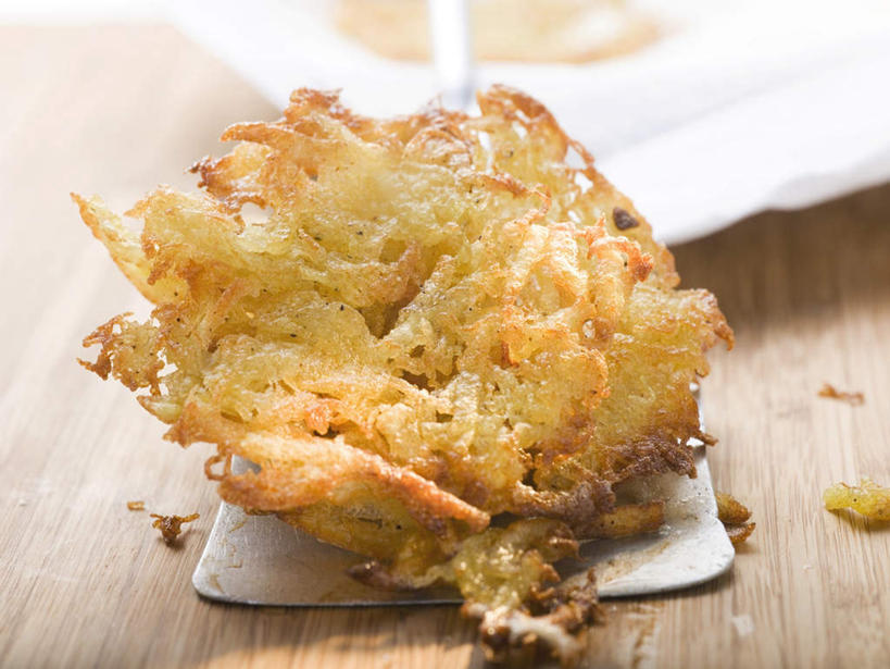 无人,横图,俯视,室内,特写,白天,烹饪,西餐,餐桌,桌子,蔬菜,土豆,餐具,阴影,朦胧,模糊,新鲜,反射,碟子,盘,影子,油炸,料理,食品,菜肴,美食,食物,盘子,碟,快餐,西式,摄影,佳肴,有机食品,绿色食品,影棚,餐台,西式快餐,垃圾食品,馍馍蛋,洋芋,山药蛋,马铃薯,彩图,高角度拍摄,影棚拍摄,拍摄