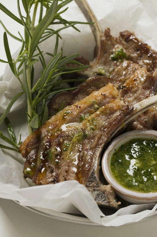 无人,竖图,俯视,室内,特写,白天,烹饪,西餐,阴影,反射,影子,陶瓷,调料,酱料,酱汁,肉,佐料,羊排,料理,食品,陶瓷制品,调味品,调味料,羊肉,酱,菜肴,美食,肉类,食物,一个,容器,碗,西式,摄影,佳肴,影棚,单个,储藏,辣椒酱,迷迭香,储存,肉食,海洋之露,彩图,高角度拍摄,影棚拍摄,拍摄,贮存