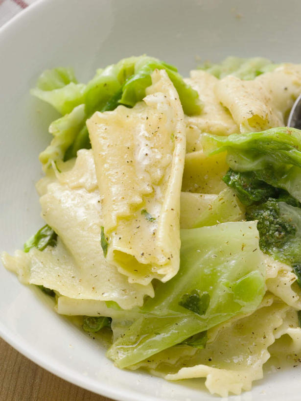 面食,面条,意大利面,无人,竖图,俯视,室内,特写,白天,西餐,餐桌,桌子,蔬菜,椰菜,卷心菜,阴影,新鲜,反射,影子,陶瓷,面,料理,食品,陶瓷制品,食物,一个,容器,碗,甘蓝,西式,摄影,有机食品,绿色食品,影棚,单个,餐台,储藏,储存,结球甘蓝,甘兰,包心菜,彩图,高角度拍摄,影棚拍摄,拍摄,贮存