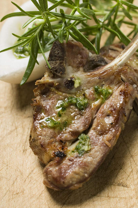 无人,竖图,俯视,室内,特写,白天,烹饪,西餐,餐桌,桌子,叶子,阴影,反射,影子,勺子,调味,肉,香料,佐料,料理,食品,绿叶,羊肉,菜肴,美食,肉类,食物,调羹,汤匙,嫩叶,西式,摄影,佳肴,影棚,餐台,迷迭香,配料,肉食,海洋之露,作料,叶,叶片,彩图,高角度拍摄,影棚拍摄,拍摄