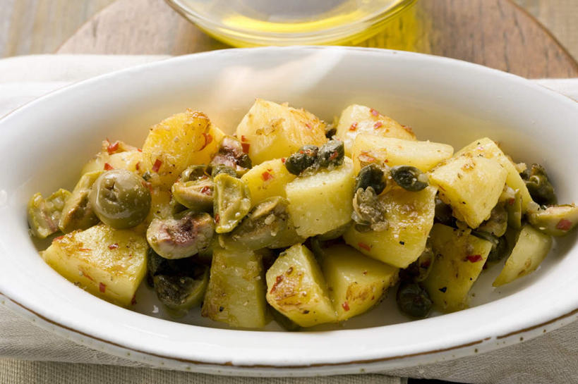 无人,横图,俯视,室内,特写,白天,烹饪,西餐,植物,餐桌,桌子,蔬菜,土豆,水果,一堆,许多,阴影,堆叠,堆积,新鲜,反射,壶,影子,陶瓷,食用油,油,橄榄油,料理,食品,草药,陶瓷制品,菜肴,美食,中药,水壶,食物,白色,茶壶,容器,碗,西式,摄影,佳肴,有机食品,绿色食品,影棚,餐台,储藏,堆,储存,药材,中草药,马槟榔,中药材,本草,馍馍蛋,马金囊,水槟榔,紫槟榔,马金南,山槟榔,太极子,屈头鸡,洋芋,山药蛋,马铃薯,彩图,高角度拍摄,影棚拍摄,拍摄,贮存