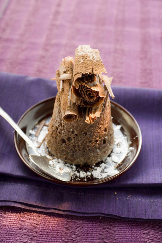 点心,无人,竖图,俯视,室内,特写,白天,下午茶,餐桌,桌子,一块,阴影,紫色背景,反射,布料,粉末,影子,勺子,调料,食品,糖,调味品,调味料,布纹,桌布,食物,糕点,一个,紫色,餐巾,调羹,台布,汤匙,巧克力,粉,摄影,影棚,单个,餐台,朱古力,粉状,彩图,高角度拍摄,影棚拍摄,拍摄,蛋糕