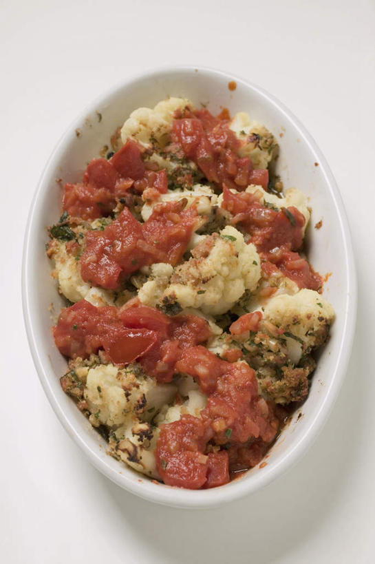 无人,竖图,俯视,室内,特写,白天,白色背景,烹饪,中餐,餐桌,桌子,蔬菜,西红柿,一堆,许多,阴影,堆叠,堆积,新鲜,反射,影子,陶瓷,花菜,花椰菜,西兰花,调味,香料,佐料,料理,食品,陶瓷制品,菜肴,美食,食物,一个,红色,白色,容器,碗,中式,摄影,佳肴,有机食品,绿色食品,影棚,单个,餐台,储藏,堆,椰菜花,配料,储存,作料,甘蓝花,番茄,彩图,高角度拍摄,影棚拍摄,拍摄,贮存