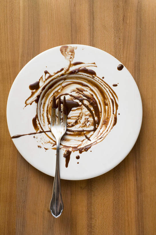 无人,竖图,俯视,室内,特写,白天,餐桌,桌子,餐具,阴影,反射,木制,叉子,碟子,盘,影子,食品,糖,糖果,甜点,甜品,褐色,食物,一个,白色,盘子,木制品,碟,果酱,甜食,巧克力,摄影,影棚,单个,餐台,朱古力,餐叉,果子酱,进餐用具,彩图,高角度拍摄,影棚拍摄,拍摄