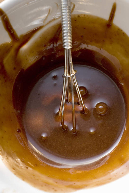 无人,竖图,俯视,室内,特写,白天,烹饪,餐桌,桌子,厨具,金属制品,阴影,反射,金属,影子,陶瓷,食品,糖,糖果,甜点,甜品,褐色,陶瓷制品,食物,一个,白色,容器,打蛋器,搅拌器,碗,果酱,甜食,巧克力,摄影,肮脏,影棚,单个,餐台,储藏,朱古力,储存,烹饪用具,邋遢,果子酱,龌龊,污秽,手动打蛋器,烹调用具,烹调,彩图,高角度拍摄,影棚拍摄,拍摄,贮存