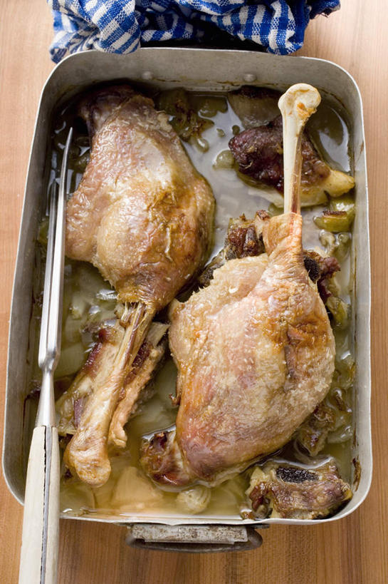 无人,竖图,俯视,室内,特写,白天,烹饪,西餐,餐桌,桌子,餐具,金属制品,一把,阴影,反射,金属,木制,布料,工具,影子,调料,酱料,酱汁,肉,香料,佐料,料理,食品,刀具,调味品,调味料,布纹,酱,菜肴,美食,肉类,桌布,食物,蓝色,餐巾,木制品,容器,台布,刀,西式,摄影,佳肴,影棚,餐台,储藏,储存,餐刀,肉食,彩图,高角度拍摄,影棚拍摄,拍摄,贮存,鹅肉