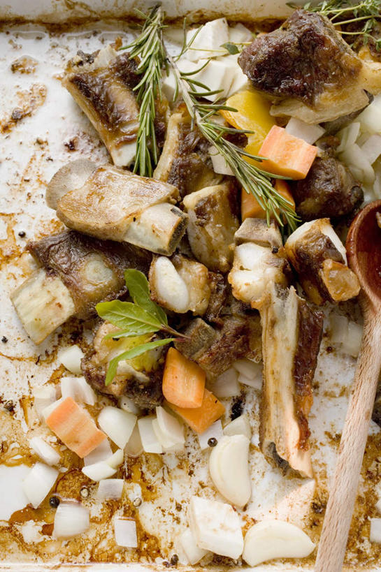 无人,竖图,俯视,室内,特写,白天,烹饪,西餐,餐桌,桌子,萝卜,胡萝卜,蔬菜,阴影,新鲜,反射,影子,调味,肉,汤,香料,佐料,牛肉,料理,食品,菜肴,美食,肉类,食物,容器,橙色,西式,摄影,佳肴,有机食品,绿色食品,影棚,餐台,储藏,迷迭香,配料,储存,肉食,海洋之露,作料,红萝卜,甘荀,彩图,高角度拍摄,影棚拍摄,拍摄,贮存