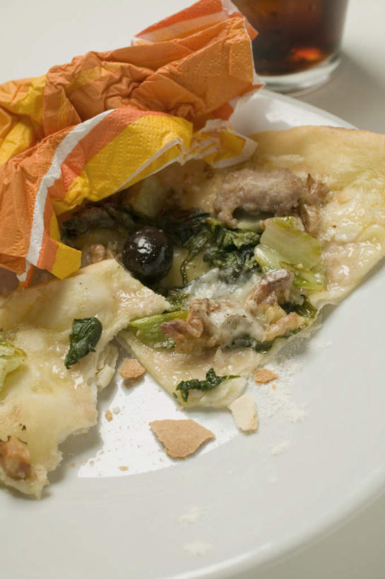 无人,竖图,俯视,室内,特写,白天,白色背景,烹饪,西餐,餐桌,桌子,橄榄,蔬菜,杯子,餐具,切开,咬,阴影,新鲜,反射,布料,碟子,盘,影子,肉,鱼肉,料理,食品,披萨,匹萨,饮品,一杯,鲔鱼,甜菜,布纹,金枪鱼,菜肴,美食,肉类,可乐,玻璃制品,桌布,食物,饮料,一个,盘子,餐巾,水杯,碟,台布,快餐,切,西式,摄影,佳肴,有机食品,绿色食品,影棚,单个,餐台,吞拿鱼,比萨,可口,剖面,肉食,西式快餐,垃圾食品,切面,牛皮菜,意大利薄饼,厚皮菜,菾菜,厚合菜,莙达菜,莙荙菜,根达菜,恭菜,观达菜,适口,玻璃杯,青果,白榄,彩图,高角度拍摄,影棚拍摄,拍摄