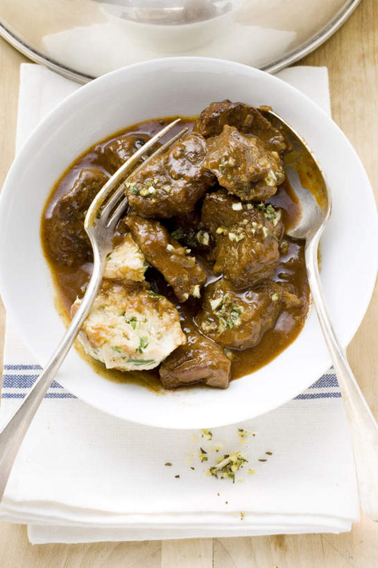 汤团,无人,竖图,俯视,室内,特写,白天,烹饪,西餐,餐桌,桌子,餐具,金属制品,一把,阴影,反射,金属,布料,叉子,影子,勺子,陶瓷,调料,酱料,酱汁,肉,佐料,牛肉,料理,食品,陶瓷制品,调味品,调味料,布纹,酱,菜肴,美食,肉类,桌布,食物,糕点,白色,餐巾,容器,调羹,台布,汤匙,碗,西式,摄影,佳肴,影棚,餐台,储藏,储存,肉食,汤圆,餐叉,元宵,进餐用具,彩图,高角度拍摄,影棚拍摄,拍摄,贮存