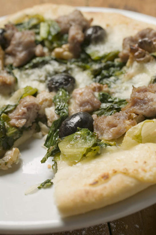 无人,竖图,俯视,室内,特写,白天,烹饪,西餐,餐桌,桌子,橄榄,蔬菜,餐具,切开,阴影,新鲜,反射,碟子,盘,影子,肉,鱼肉,料理,食品,披萨,匹萨,鲔鱼,甜菜,金枪鱼,菜肴,美食,肉类,食物,盘子,碟,快餐,切,西式,摄影,佳肴,有机食品,绿色食品,影棚,餐台,吞拿鱼,比萨,剖面,肉食,西式快餐,垃圾食品,切面,牛皮菜,意大利薄饼,厚皮菜,菾菜,厚合菜,莙达菜,莙荙菜,根达菜,恭菜,观达菜,青果,白榄,彩图,高角度拍摄,影棚拍摄,拍摄