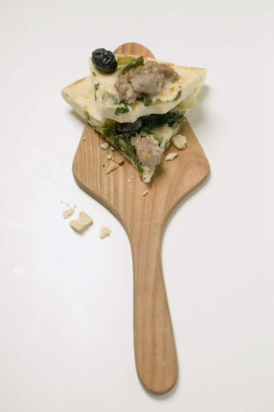 无人,竖图,俯视,室内,特写,白天,白色背景,烹饪,西餐,餐桌,桌子,橄榄,蔬菜,一块,切开,阴影,新鲜,反射,木制,影子,肉,鱼肉,料理,食品,披萨,匹萨,案板,鲔鱼,甜菜,金枪鱼,菜肴,美食,肉类,砧板,桌布,食物,红色,餐巾,木制品,台布,快餐,切,西式,摄影,佳肴,有机食品,绿色食品,影棚,餐台,吞拿鱼,比萨,剖面,肉食,西式快餐,垃圾食品,切面,牛皮菜,意大利薄饼,厚皮菜,菾菜,厚合菜,莙达菜,莙荙菜,根达菜,恭菜,观达菜,青果,白榄,彩图,高角度拍摄,影棚拍摄,拍摄