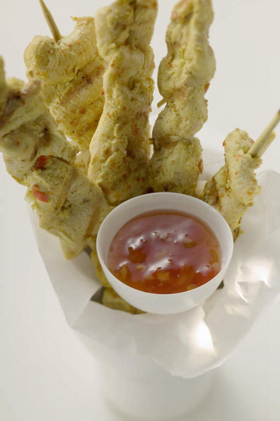 无人,竖图,俯视,室内,特写,白天,白色背景,烹饪,餐桌,桌子,一排,许多,阴影,整齐,反射,影子,陶瓷,调料,鸡肉,酱料,酱汁,肉,佐料,料理,食品,陶瓷制品,调味品,调味料,酱,菜肴,美食,肉类,竹签,食物,排列,一个,白色,容器,碗,摄影,佳肴,影棚,单个,餐台,储藏,储存,队列,肉食,取食签,印度菜,印度料理,彩图,高角度拍摄,影棚拍摄,拍摄,贮存