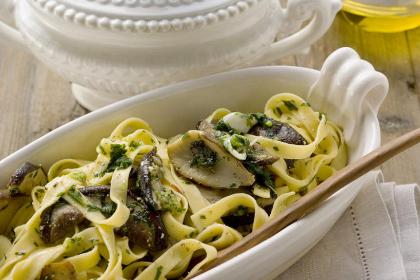 面食,面条,奶酪,意大利面,无人,横图,俯视,室内,特写,白天,西餐,餐桌,桌子,蔬菜,一把,阴影,朦胧,模糊,新鲜,反射,壶,影子,勺子,陶瓷,菌菇,蘑菇,面,食用油,干酪,橄榄油,起司,料理,食品,陶瓷制品,芝士,营养,菌类,中药,水壶,食物,白色,茶壶,容器,调羹,汤匙,碗,乳酪,食用菌,西式,摄影,有机食品,绿色食品,影棚,餐台,储藏,乳制品,储存,药材,发酵,牛肝菌,中药材,美味牛肝菌,大脚菇,彩图,高角度拍摄,影棚拍摄,拍摄,贮存