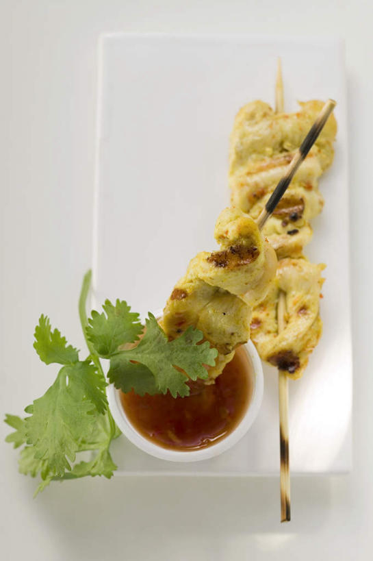 无人,竖图,俯视,室内,特写,白天,白色背景,烹饪,餐桌,桌子,芹菜,蔬菜,餐具,叶子,阴影,反射,碟子,盘,影子,陶瓷,调料,鸡肉,酱料,酱汁,肉,佐料,料理,食品,绿叶,陶瓷制品,调味品,调味料,酱,菜肴,美食,肉类,竹签,食物,一个,白色,盘子,容器,碟,碗,嫩叶,摄影,佳肴,荷兰芹,欧芹,香芹,影棚,单个,餐台,储藏,储存,肉食,取食签,法香,巴西利,洋香菜,洋芫荽,法国香菜,旱芹菜,番荽,印度菜,印度料理,叶,叶片,彩图,高角度拍摄,影棚拍摄,拍摄,贮存