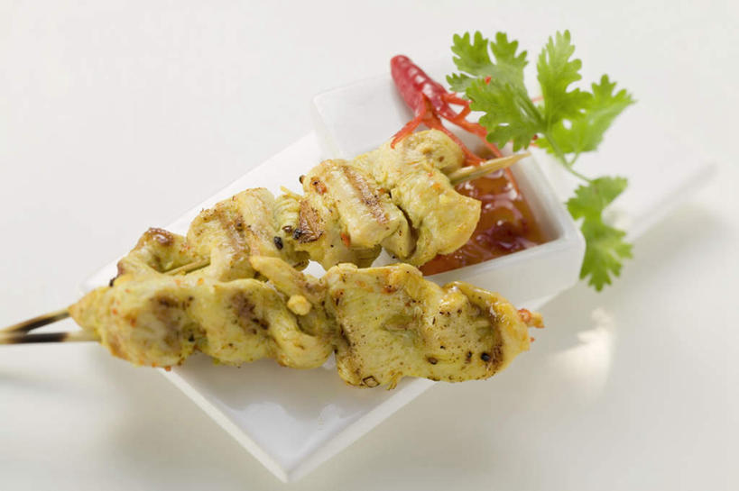 无人,横图,俯视,室内,特写,白天,白色背景,烹饪,餐桌,桌子,芹菜,蔬菜,餐具,叶子,阴影,反射,碟子,盘,影子,陶瓷,调料,鸡肉,酱料,酱汁,肉,佐料,料理,食品,绿叶,陶瓷制品,调味品,调味料,酱,菜肴,美食,肉类,竹签,食物,一个,白色,盘子,容器,碟,碗,嫩叶,摄影,佳肴,荷兰芹,欧芹,香芹,影棚,单个,餐台,储藏,储存,肉食,取食签,法香,巴西利,洋香菜,洋芫荽,法国香菜,旱芹菜,番荽,印度菜,印度料理,叶,叶片,彩图,高角度拍摄,影棚拍摄,拍摄,贮存