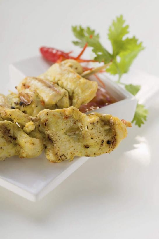 无人,竖图,俯视,室内,特写,白天,白色背景,烹饪,餐桌,桌子,芹菜,蔬菜,餐具,叶子,阴影,反射,碟子,盘,影子,陶瓷,调料,鸡肉,酱料,酱汁,肉,佐料,料理,食品,绿叶,陶瓷制品,调味品,调味料,酱,菜肴,美食,肉类,竹签,食物,一个,白色,盘子,容器,碟,碗,嫩叶,摄影,佳肴,荷兰芹,欧芹,香芹,影棚,单个,餐台,储藏,储存,肉食,取食签,法香,巴西利,洋香菜,洋芫荽,法国香菜,旱芹菜,番荽,印度菜,印度料理,叶,叶片,彩图,高角度拍摄,影棚拍摄,拍摄,贮存