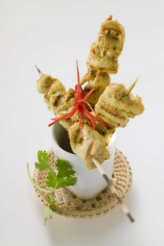 无人,竖图,俯视,室内,特写,白天,白色背景,烹饪,餐桌,桌子,辣椒,芹菜,蔬菜,餐具,叶子,阴影,反射,碟子,盘,影子,陶瓷,调料,鸡肉,酱料,酱汁,肉,佐料,料理,食品,绿叶,陶瓷制品,调味品,调味料,酱,菜肴,美食,肉类,竹签,食物,一个,红色,白色,盘子,容器,碟,碗,嫩叶,摄影,佳肴,荷兰芹,欧芹,香芹,影棚,单个,餐台,储藏,储存,肉食,彩椒,辣角,红海椒,大椒,辣虎,广椒,取食签,法香,巴西利,洋香菜,洋芫荽,法国香菜,旱芹菜,番荽,印度菜,印度料理,叶,叶片,甜椒,柿子椒,辣子,海椒,番椒,灯笼椒,彩图,高角度拍摄,影棚拍摄,拍摄,贮存