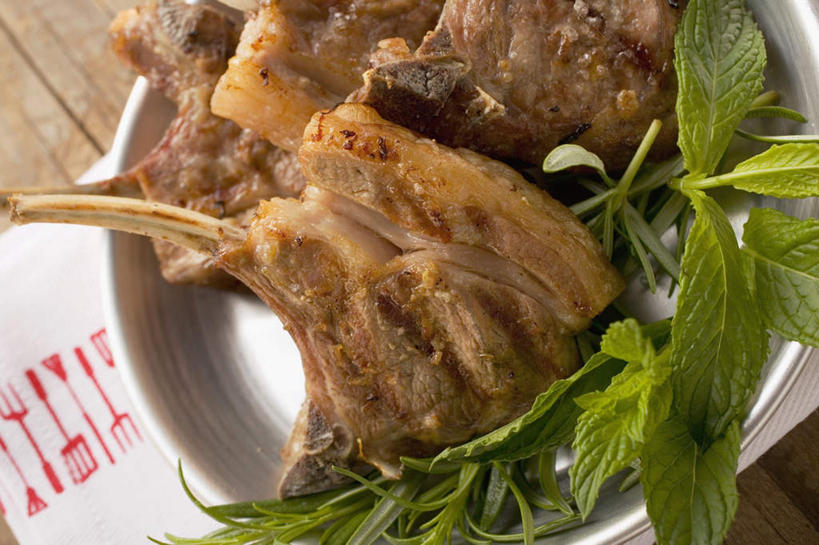 无人,横图,俯视,室内,特写,白天,烹饪,西餐,餐桌,桌子,叶子,阴影,反射,布料,影子,调味,肉,香料,佐料,薄荷,料理,食品,绿叶,银丹草,布纹,羊肉,菜肴,美食,肉类,桌布,食物,白色,餐巾,台布,嫩叶,西式,摄影,佳肴,影棚,餐台,配料,肉食,作料,斑叶凤梨薄荷,苹果薄荷,夜息香,叶,叶片,彩图,高角度拍摄,影棚拍摄,拍摄