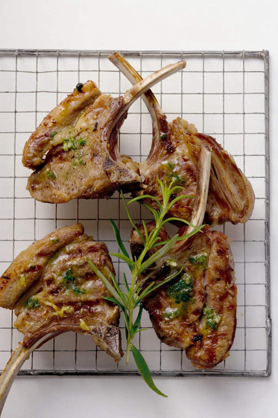 无人,竖图,俯视,室内,特写,白天,白色背景,烹饪,烘焙,西餐,餐桌,桌子,金属制品,阴影,反射,金属,影子,调味,肉,香料,佐料,料理,食品,羊肉,菜肴,美食,肉类,架子,食物,西式,摄影,佳肴,影棚,餐台,迷迭香,配料,肉食,海洋之露,作料,冷却,冷却架,彩图,高角度拍摄,影棚拍摄,拍摄