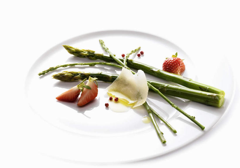 奶酪,无人,横图,俯视,室内,特写,白天,白色背景,餐桌,桌子,草莓,浆果,芦笋,餐具,水果,阴影,新鲜,反射,碟子,盘,影子,生食,干酪,起司,食品,果实,芝士,营养,食物,一个,红色,白色,盘子,碟,乳酪,摄影,有机食品,绿色食品,影棚,单个,餐台,乳制品,发酵,洋莓,水果皇后,红莓,地莓,猪尾巴,药鸡豆子,石刁柏,蚂蚁杆,龙须菜,狼尾巴根,彩图,高角度拍摄,影棚拍摄,拍摄