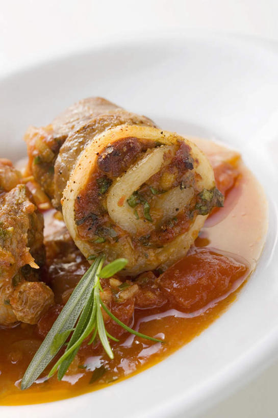 无人,竖图,俯视,室内,特写,白天,白色背景,烹饪,西餐,餐桌,桌子,蔬菜,西红柿,餐具,阴影,新鲜,反射,碟子,盘,影子,调料,酱料,酱汁,肉,佐料,料理,食品,调味品,调味料,猪肉,酱,菜肴,美食,肉类,食物,红色,白色,盘子,碟,西式,摄影,佳肴,有机食品,绿色食品,影棚,餐台,肉食,豚肉,番茄,彩图,高角度拍摄,影棚拍摄,拍摄