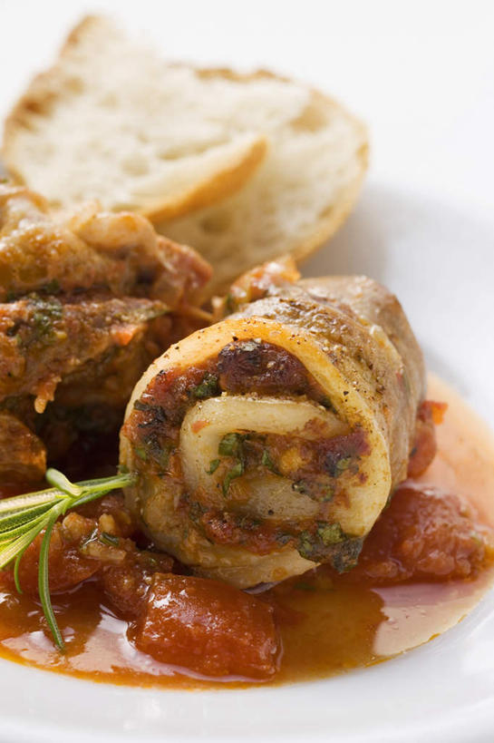 点心,面包,无人,竖图,俯视,室内,特写,白天,白色背景,烹饪,西餐,餐桌,桌子,蔬菜,西红柿,餐具,阴影,新鲜,反射,碟子,盘,影子,调料,酱料,酱汁,肉,佐料,料理,食品,面点,调味品,调味料,猪肉,酱,菜肴,美食,肉类,食物,糕点,红色,白色,盘子,碟,西式,摄影,佳肴,有机食品,绿色食品,影棚,餐台,迷迭香,肉食,豚肉,海洋之露,番茄,彩图,高角度拍摄,影棚拍摄,拍摄