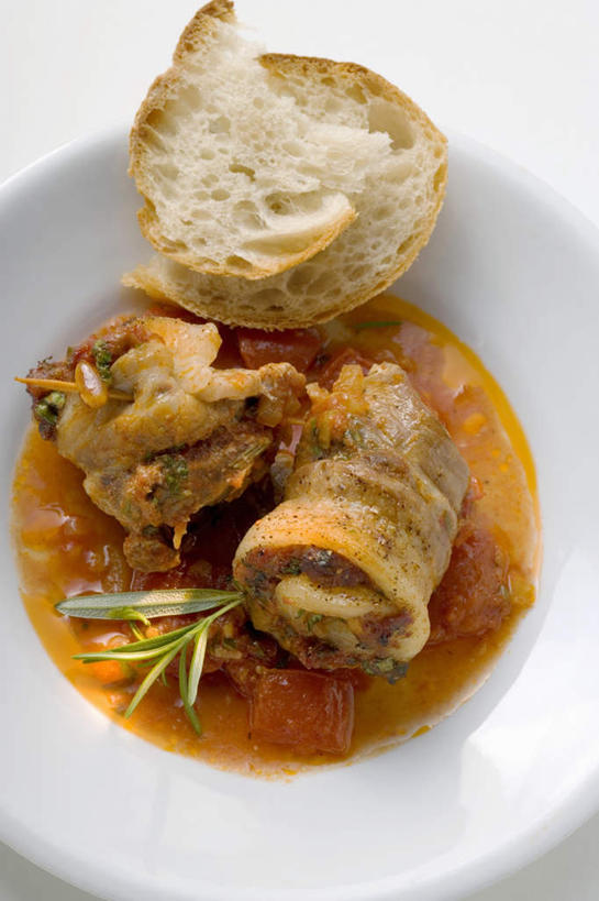 点心,面包,无人,竖图,俯视,室内,特写,白天,白色背景,烹饪,西餐,餐桌,桌子,蔬菜,西红柿,餐具,阴影,新鲜,反射,碟子,盘,影子,调料,酱料,酱汁,肉,佐料,料理,食品,面点,调味品,调味料,猪肉,酱,菜肴,美食,肉类,竹签,食物,糕点,红色,白色,盘子,碟,西式,摄影,佳肴,有机食品,绿色食品,影棚,餐台,迷迭香,肉食,豚肉,取食签,海洋之露,番茄,彩图,高角度拍摄,影棚拍摄,拍摄