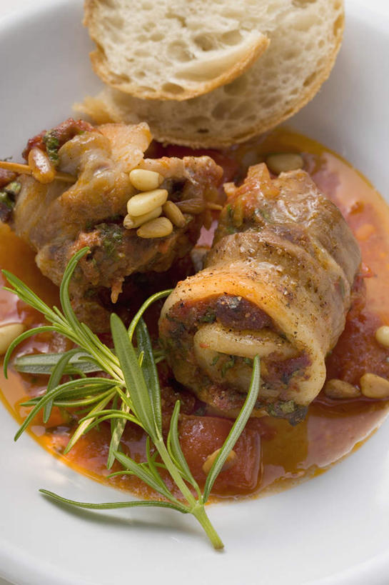 点心,面包,无人,竖图,俯视,室内,特写,白天,白色背景,烹饪,西餐,餐桌,桌子,蔬菜,西红柿,餐具,阴影,新鲜,反射,碟子,盘,影子,调料,酱料,酱汁,肉,佐料,料理,食品,面点,调味品,调味料,猪肉,酱,菜肴,美食,肉类,竹签,食物,糕点,红色,白色,盘子,碟,西式,摄影,佳肴,有机食品,绿色食品,影棚,餐台,迷迭香,肉食,豚肉,取食签,海洋之露,番茄,彩图,高角度拍摄,影棚拍摄,拍摄