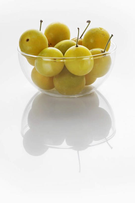 无人,竖图,俯视,室内,特写,白天,白色背景,餐桌,桌子,水果,玻璃,一堆,许多,阴影,堆叠,堆积,新鲜,反射,影子,生食,食品,果实,玻璃制品,食物,一个,容器,碗,摄影,有机食品,绿色食品,影棚,单个,餐台,储藏,堆,储存,彩图,高角度拍摄,影棚拍摄,拍摄,贮存