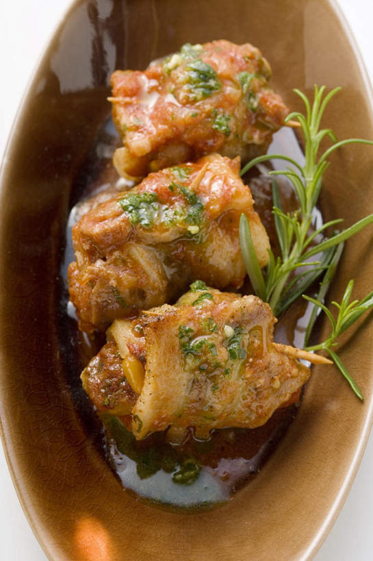 无人,竖图,俯视,室内,特写,白天,白色背景,餐桌,桌子,蔬菜,西红柿,餐具,三块,阴影,新鲜,反射,碟子,盘,影子,调料,酱料,酱汁,肉,佐料,食品,调味品,调味料,猪肉,酱,肉类,食物,一个,红色,盘子,碟,摄影,有机食品,绿色食品,影棚,单个,餐台,迷迭香,肉食,豚肉,海洋之露,番茄,彩图,高角度拍摄,影棚拍摄,拍摄