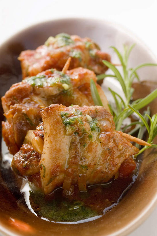 无人,竖图,俯视,室内,特写,白天,白色背景,餐桌,桌子,蔬菜,西红柿,餐具,三块,阴影,新鲜,反射,碟子,盘,影子,调料,酱料,酱汁,肉,佐料,食品,调味品,调味料,猪肉,酱,肉类,食物,一个,红色,盘子,碟,摄影,有机食品,绿色食品,影棚,单个,餐台,迷迭香,肉食,豚肉,海洋之露,番茄,彩图,高角度拍摄,影棚拍摄,拍摄